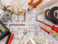 Werkzeug und Plan: (C) Garmon - stock.adobe.com